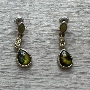 Great Condition. Beautiful green and gold drop earrings.